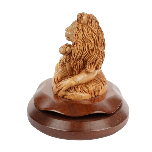 Löwe und Lamm – Symbol des Friedens aus Olivenholz (20 cm) - UrbanNest Co