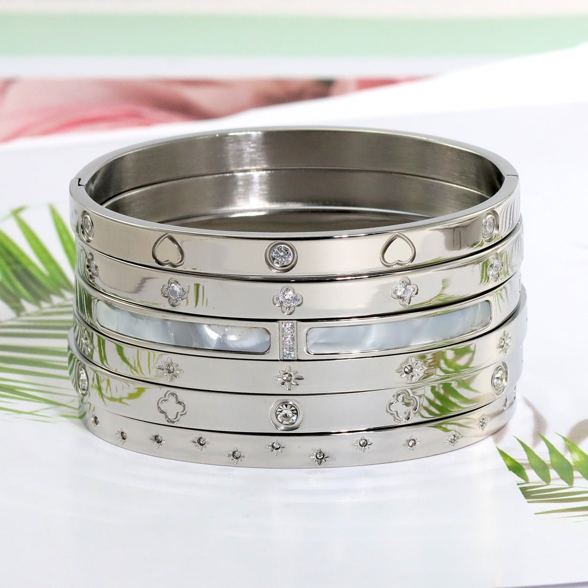 The 18K heart - shaped hexagram bracelet is suitable for women to wear daily - UrbanNest Co