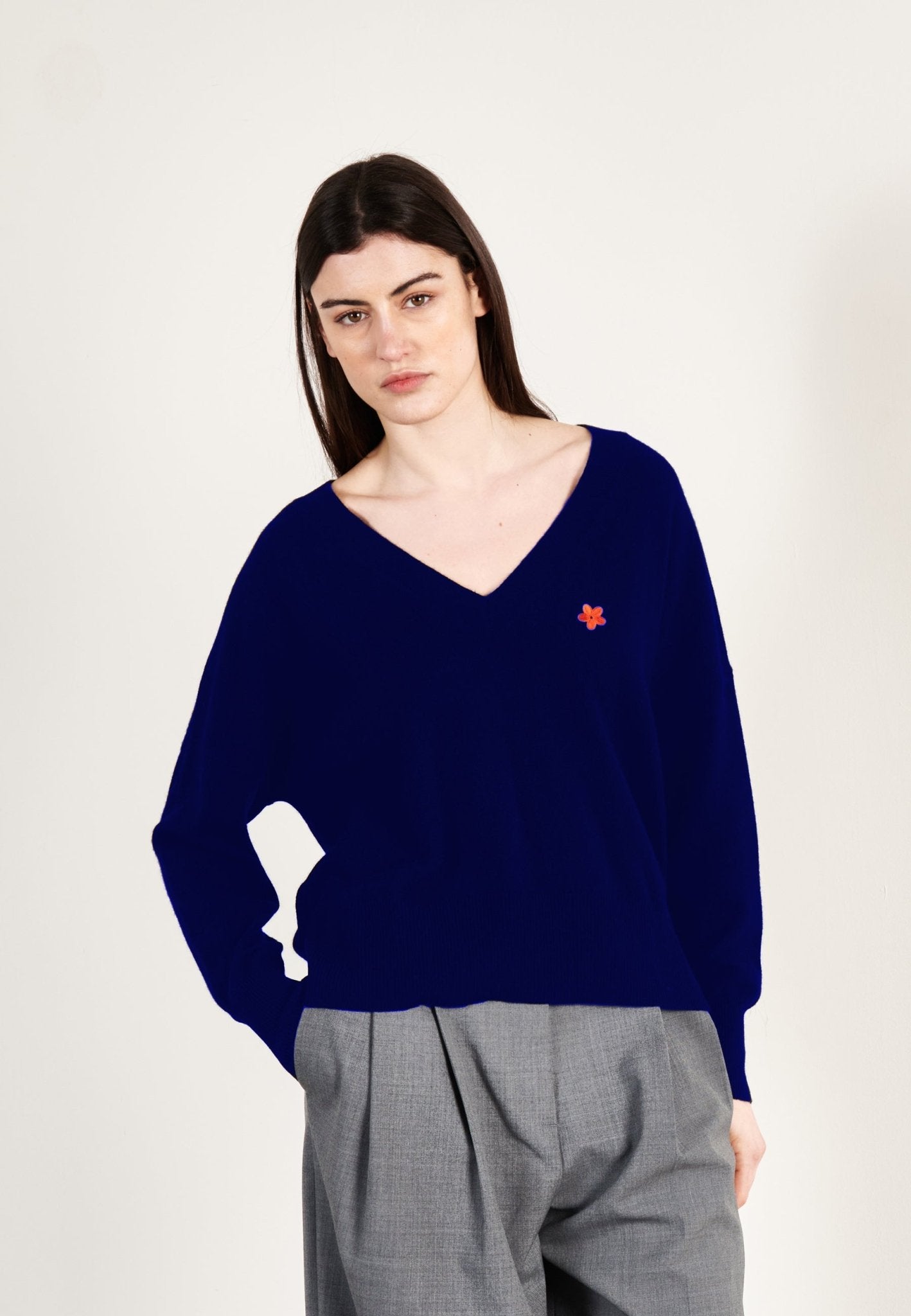 Pull col V femme en cachemire bleu marine - HANA 1 - UrbanNest Co