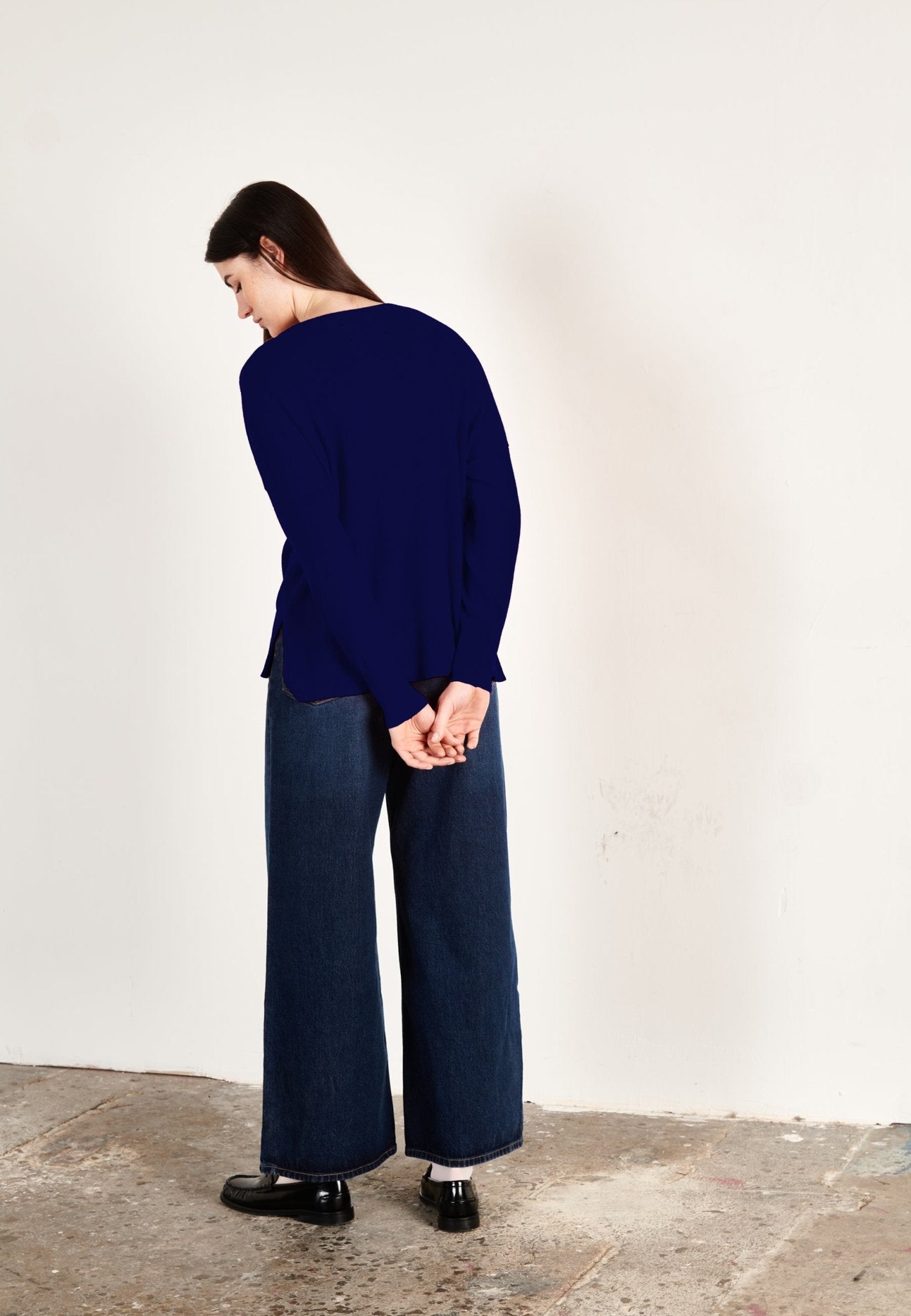 Pull col V femme en cachemire bleu marine - HANA 1 - UrbanNest Co