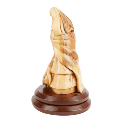 Heilige Familie mit dem Neugeborenen – Handgeschnitzte Olivenholzfigur aus Bethlehem (27 cm) - UrbanNest Co
