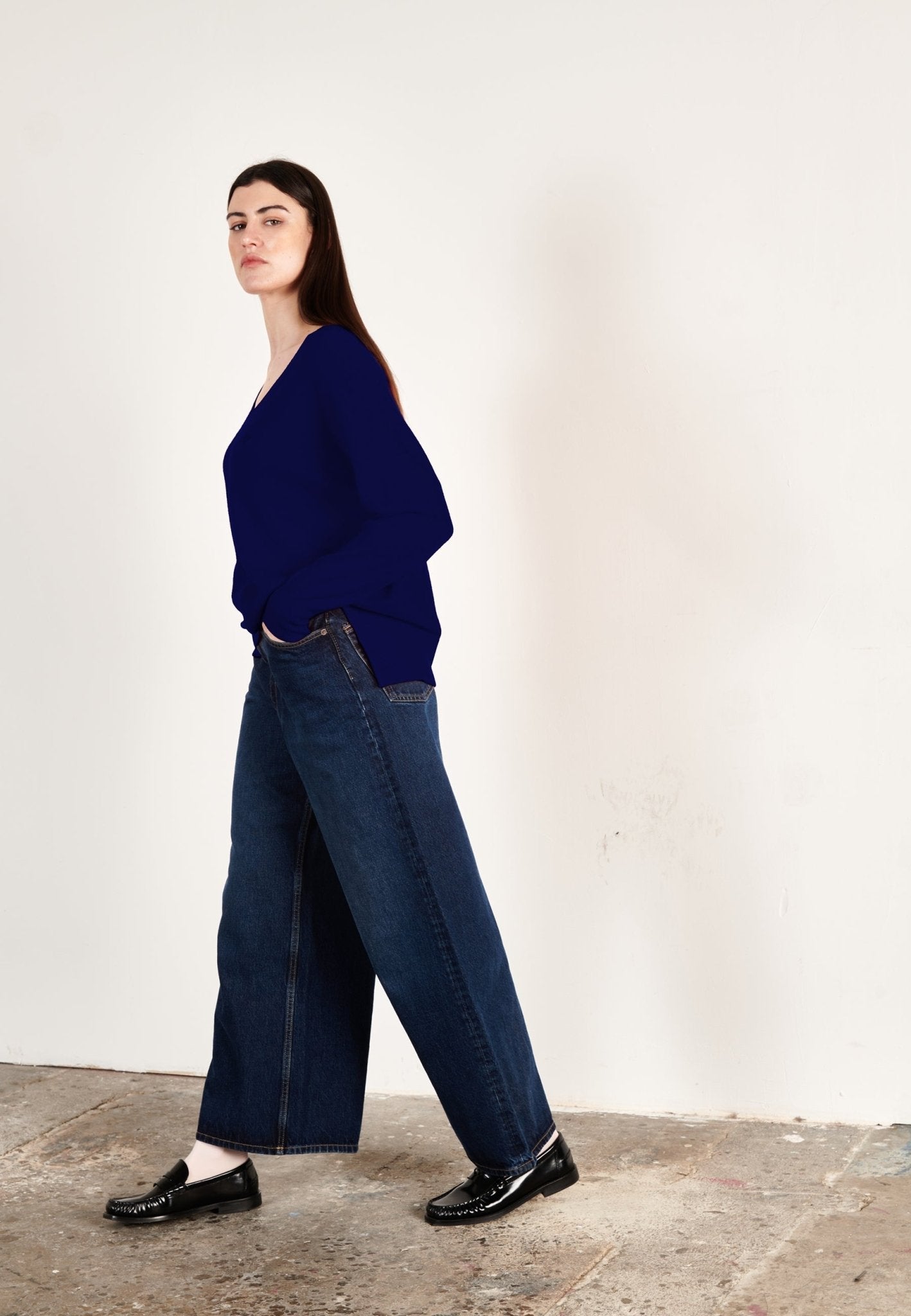 Pull col V femme en cachemire bleu marine - HANA 1 - UrbanNest Co