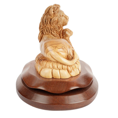 Löwe und Lamm – Symbol des Friedens aus Olivenholz (20 cm) - UrbanNest Co