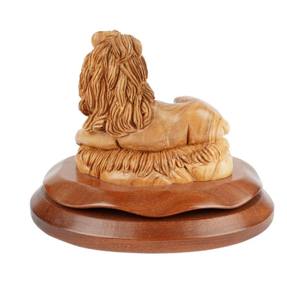 Löwe und Lamm – Symbol des Friedens aus Olivenholz (20 cm) - UrbanNest Co